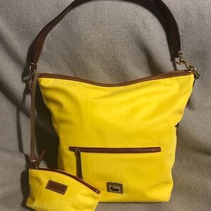 EUC Dooney & Bourke Nylon Hobo Yellow shoulder tote with matching pouch